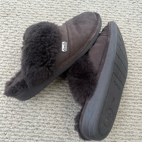 Genuine size 9 nuknuuk slippers - Picture 4 of 6